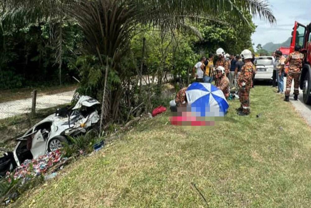 Pasukan bomba melakukan operasi mengeluarkan mangsa yang tersepit dalam kereta di Simpang Pulai, Ipoh. - Foto Ihsan JMPM Perak