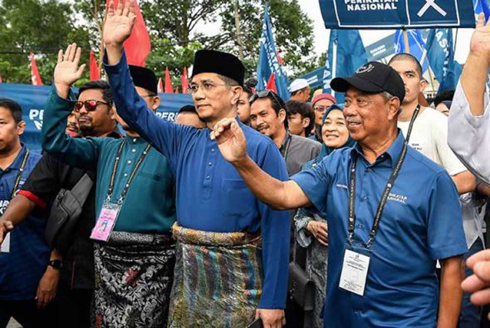 Tan Sri Muhyiddin Yassin (kanan) hadir memberi sokongan kepada calon PN bagi DUN N16 Sungai Tua Muhammad Hanif Jamaluddin, N17 Gombak Setia Muhammad Hilman Idham dan N18 Hulu Kelang Datuk Seri Mohamed Azmin Ali. - Foto Bernama