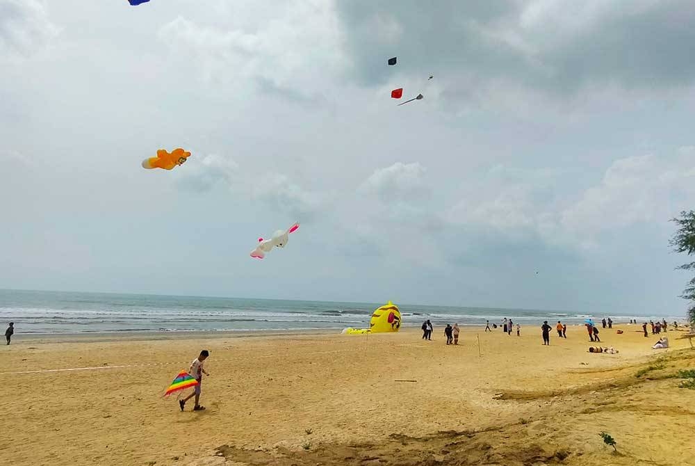 Pengunjung turut menaikkan layang-layang yang mereka beli sekali gus memeriahkan festival di Pantai Sepat pada Sabtu.