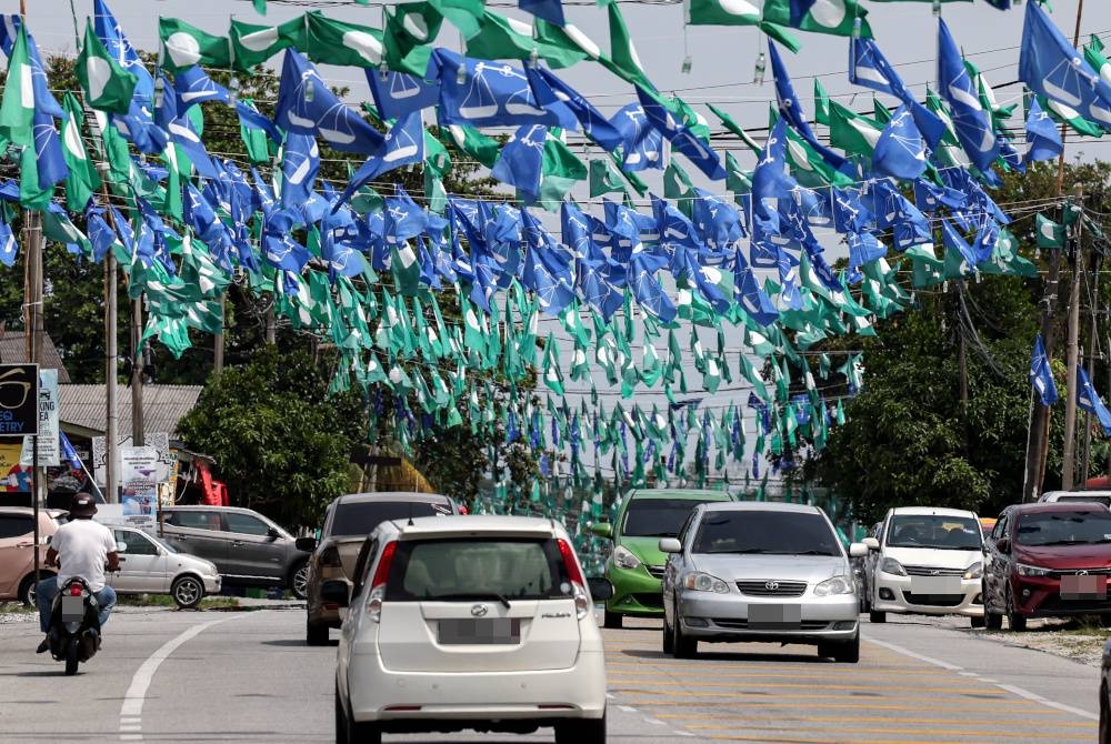 PERANG BENDERA... Bendera parti bertanding pada PRN mula dipasang bagi menghangatkan suasana semasa tinjauan di Pasir Panjang, Kuala Terengganu hari ini. - Foto Bernama