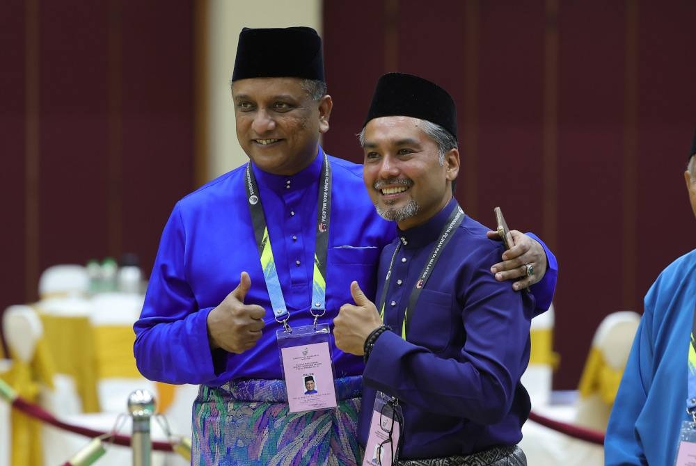 Calon Barisan Nasional bagi DUN Bertam, Datuk Seri Reezal Marican Naina Merican (kiri) bersama pencabar, Khaliq Mehtab Mohd. Ishaq (Bersatu) selepas menyerahkan borang penamaan calon di Pusat Penamaan Calon Pilihan Raya Negeri Dewan Millenium, pada Sabtu. - Foto Bernama