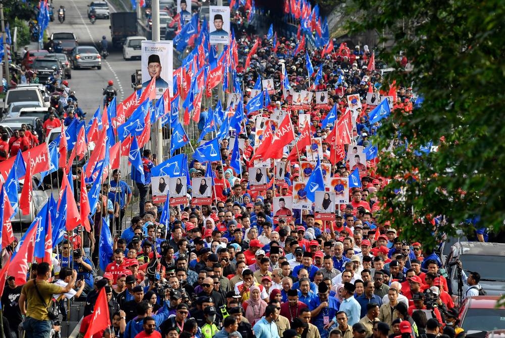 Antara penyokong-penyokong parti yang hadir memberi sokongan kepada calon bagi DUN Sungai Tua, Gombak Setia dan Hulu Kelang pada Hari Penamaan Calon bagi Pilihan Raya Negeri di Dewan Mutiara Bestari, Sekolah Menengah Kebangsaan Sungai Pusu, Batu 7 Gombak, pada Sabtu. - Foto Bernama