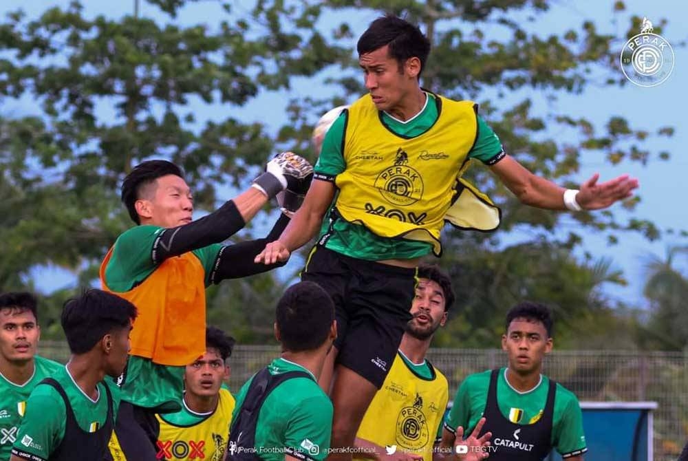 Pemain Perak jalani latihan menjelang aksi bertemu Sri Pahang pada Ahad. - Foto FB Perak FC