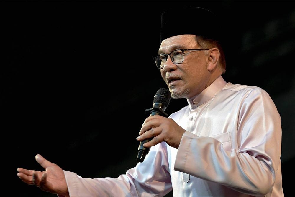 Anwar berucap ketika hadir ke Program Darul Ehsan Berselawat di Stadium Malawati Shah Alam, malam Sabtu. - Foto Bernama