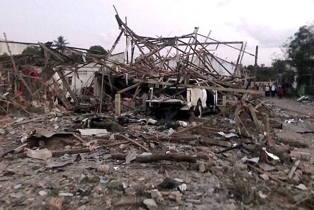 Kerosakan yang berlaku di kawasan kediaman selepas letupan gudang mercun di Pasar Mundok, daerah Sungai Kolok, Narathiwat, Thailand petang Sabtu. - Foto Bernama