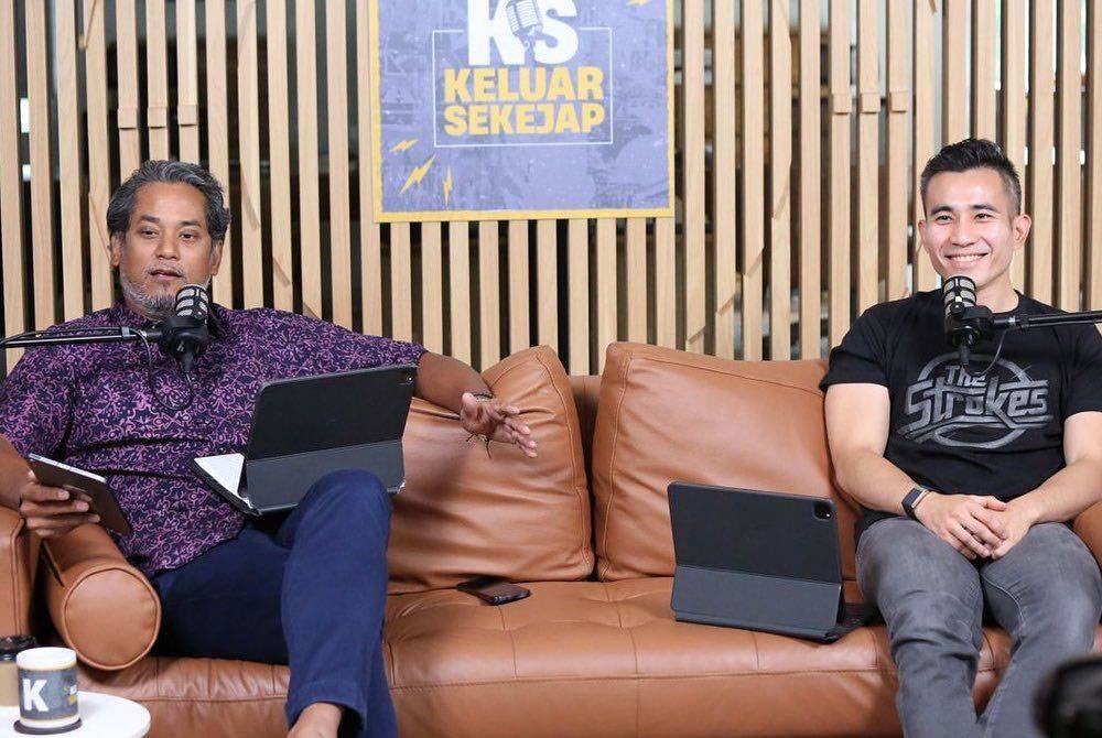 Shahril Sufian (kanan) bersama Khairy Jamaluddin dalam program podcast Keluar Sekejap, pada Sabtu.