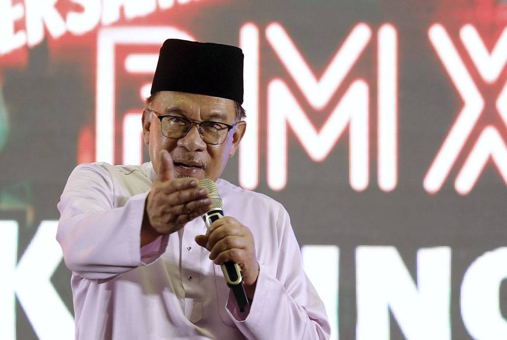 Anwar yang juga Pengerusi PH berucap pada Majlis Ceramah Arus Merah Kuning di Subang Bestari, pada Sabtu. - Foto Bernama