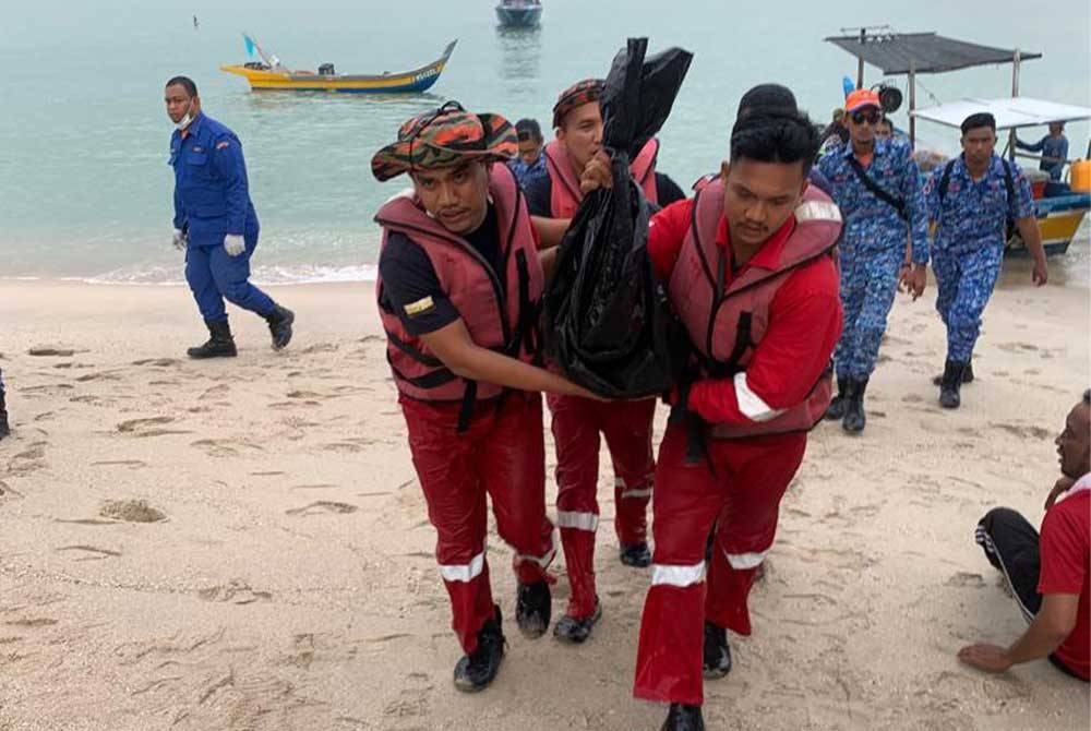 Anggota penyelamat membawa jenazah mangsa untuk diserahkan kepada pihak polis untuk tindakan selanjutnya. - Foto Jabatan Bomba dan Penyelamat Perak