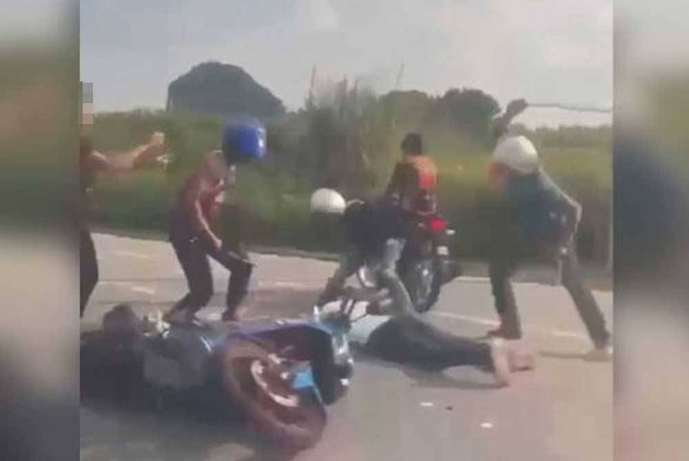 Video tular memaparkan lima lelaki terlibat dalam pergaduhan menggunakan rotan di jalan raya di Tanjung Rambutan, Ulu Kinta. - Gambar/ Media sosial