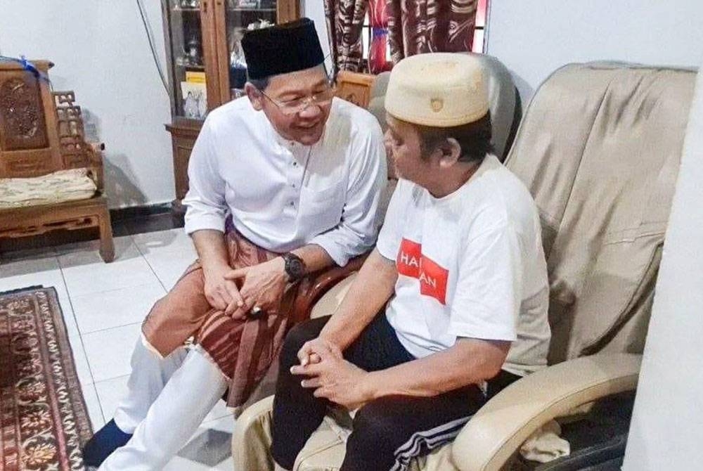 Khairuddin menziarahi seorang penduduk pada program Ziarah Medik pada Sabtu.