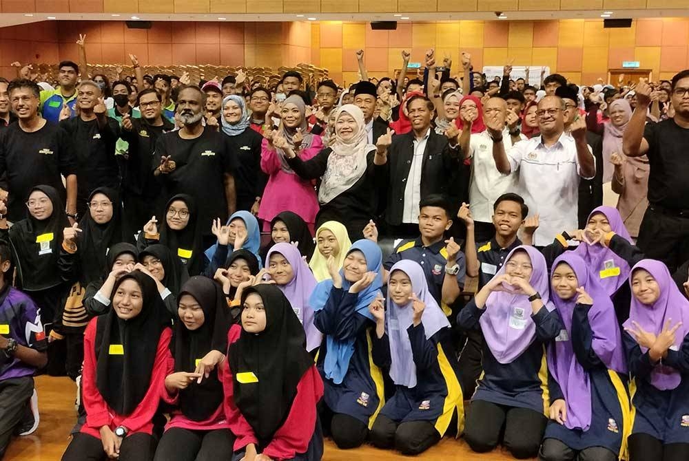 Sivakumar dan Fadhlina bersama peserta Program YES! Rock The School Edisi Mega Kedah 2023 di Aimst University pada Ahad.