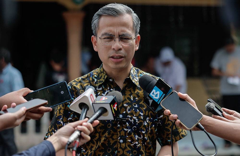 Fahmi ketika sidang akhbar pada Program Ziarah Kasih di Kampung Bukit Badong, Bestari Jaya pada Ahad. - Foto Bernama