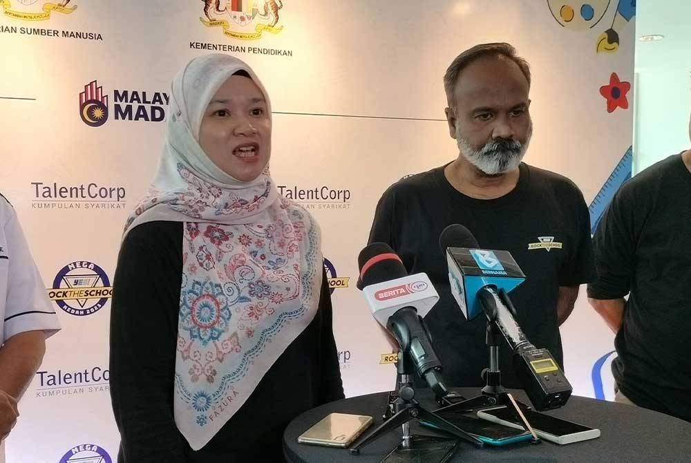 Fadhlina dan Sivakumar (dua kanan) semasa hadir ke Program YES! Rock The School Edisi Mega Kedah 2023 di Aimst University pada Ahad.