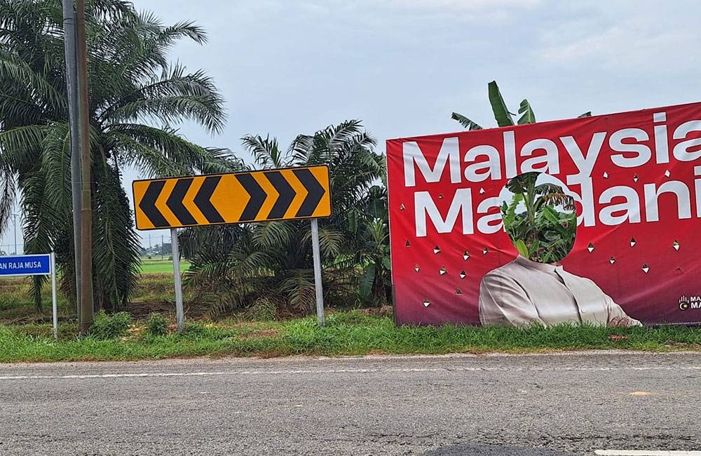 Kain rentang dipotong dan dilubangkan memaparkan gambar Perdana Menteri di Jalan Raja Musa pada Ahad.