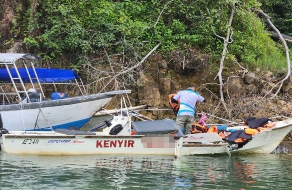 Keadaan di lokasi kejadian melibatkan dua buah bot yang bertembung di Sungai Pertang, Tasik Kenyir di Hulu Terengganu. - Foto ihsan bomba