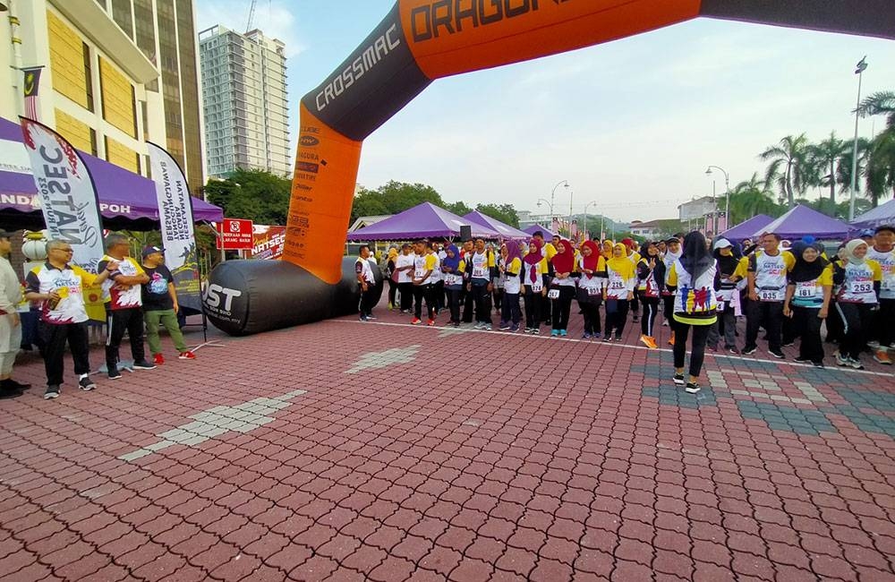 Rumaizi (kiri) membuat pelepasan acara larian anjuran MKN Perak iaitu NATSEC Fun Run sejauh 5KM dengan penyertaan seramai 300 orang ketika Hari Rendah Karbon Ipoh di sini pada Ahad.