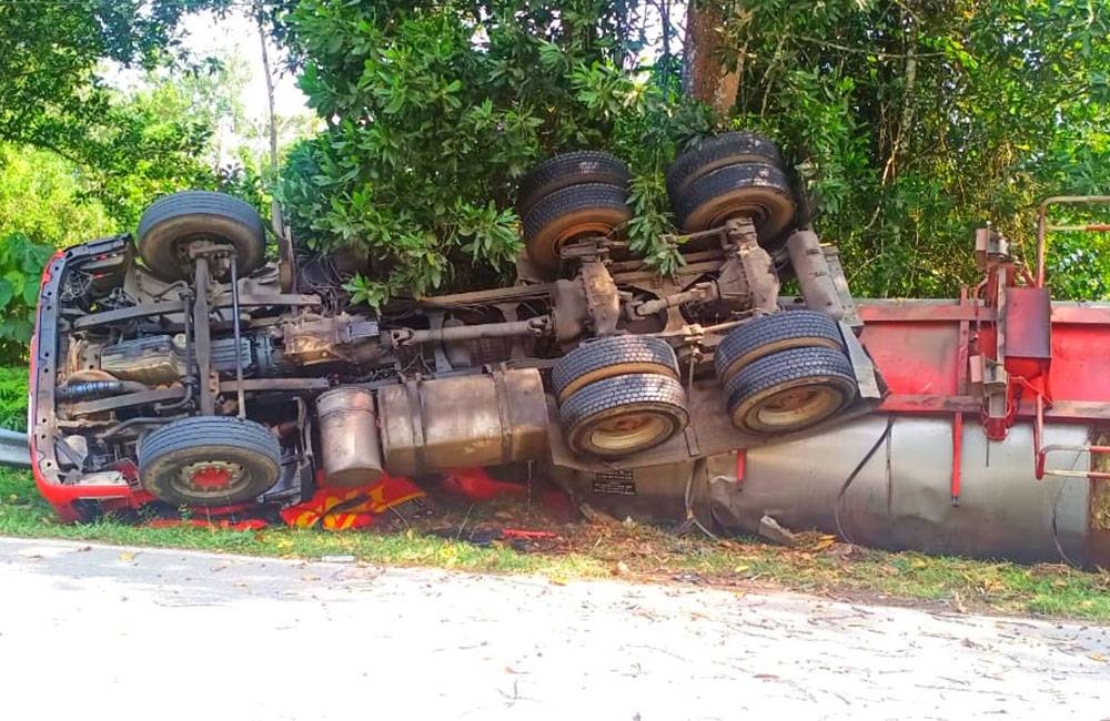 Keadaan lori muatan minyak sawit terbalik selepas terlibat kemalangan di Jalan Paloh 3 - Lebir pada Ahad.