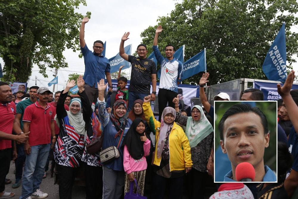 Baddrol (belakang, kanan) bersama calon PN Kubang Rotan, Datuk Mohd Salleh Saidin (tengah) ketika Program Sembang Santai Anak Muda di Kuala Kedah pada Ahad. Gambar kecil: Baddrol