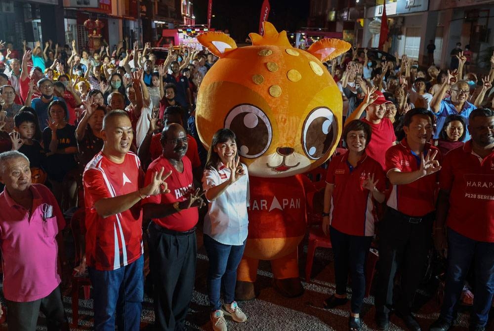 Nie Ching (empat dari kiri) dan calon PH-DAP bagi N21 Bukit Kepayang, Nicole Tan Lee Koon (tiga dari kanan) bergambar serta beramah mesra bersama para hadirin pada Ceramah Mega DUN Bukit Kepayang di Bilik Gerakan PH, Seremban malam ini. - Foto Bernama