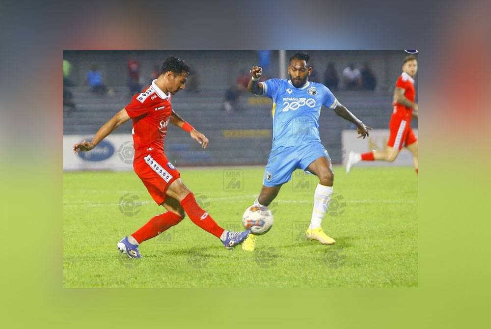 Antara aksi menarik perlawanan Liga Super, Penang FC menentang Sabah FC di Stadium Bandaraya pada Ahad. - FOTO MFL