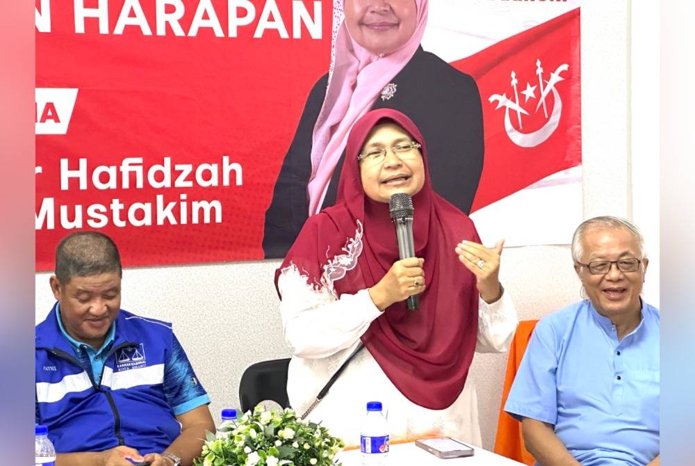 Dr Hafidzah (tengah) yang berucap pada Perasmian Bilik Gerakan Pakatan Harapan (PH) bagi N09 DUN Kota Lama di Kota Bharu.