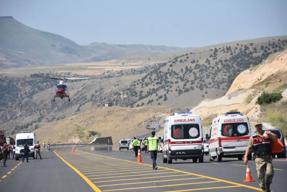 Sekurang-kurangnya tujuh orang maut dan 23 yang lain cedera apabila sebuah bas penumpang tergelincir dan terbalik di lebuh raya di wilayah Kars timur Türkiye pada Ahad. - Foto Turkey Post English