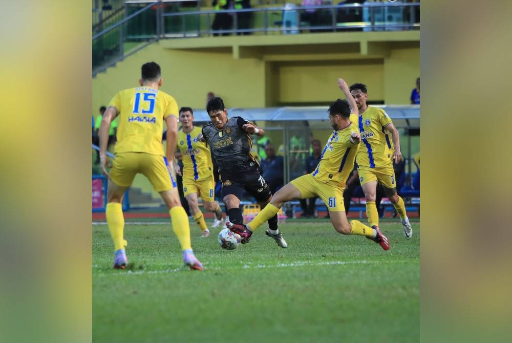 Aksi Liga Super melibatkan Sri Pahang FC dan Perak FC di Stadium Darul Makmur pada Ahad. - Foto Facebook Sri Pahang FC