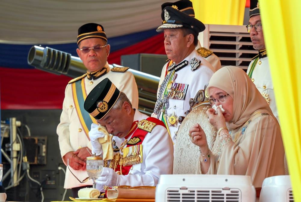 Yang di-Pertuan Agong Al-Sultan Abdullah Ri'ayatuddin Al-Mustafa Billah Shah dan Raja Permaisuri Agong Tunku Hajah Azizah Aminah Maimunah Iskandariah menitiskan air mata kesedihan semasa berkenan menyaksikan persembahan pantomim pada Istiadat Perbarisan sempena Sambutan Hari Pahlawan di Dataran Pahlawan, pada Isnin. - Foto Bernama