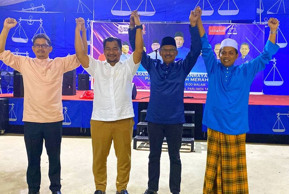 Wan Rakemi (dua dari kiri) bersama calon BN, DUN Kemahang, Abe Jek (kanan), DUN Gual Ipoh, Zuhairi (dua dari kanan) dan DUN Bukit Panau, Datuk Dr Samsu Adabi Mamat dari Amanah.