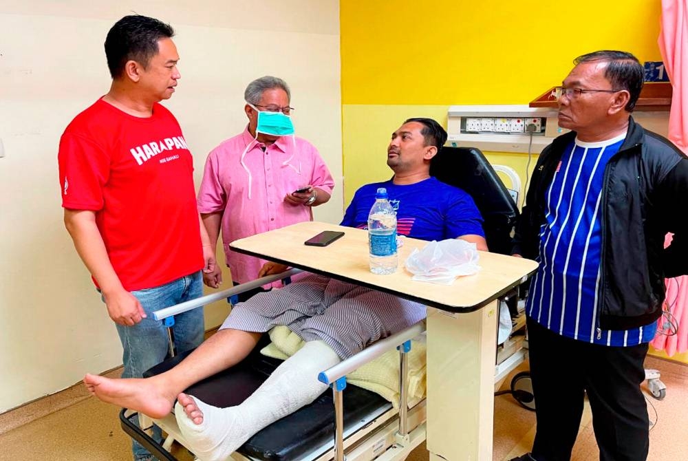 Ahli Parlimen Jempol, Datuk Shamsulkahar Mohd Deli (dua dari kiri) dan calon DAP DUN Bahau, Teo Kok Seong (kiri) melawat Mohd Zaidy yang terlibat dalam kemalangan jalan raya di Jalan Pasir Besar-Palong pada awal pagi Isnin. - Foto Bernama