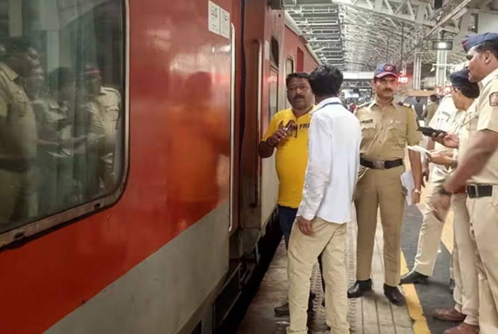 Sekurang-kurangnya empat orang terbunuh apabila seorang pegawai polis dari Pasukan Perlindungan Kereta Api (RPF) didakwa melepaskan tembakan di dalam kereta api yang sedang bergerak di negeri Maharashtra di India pada Isnin. - Foto media sosial