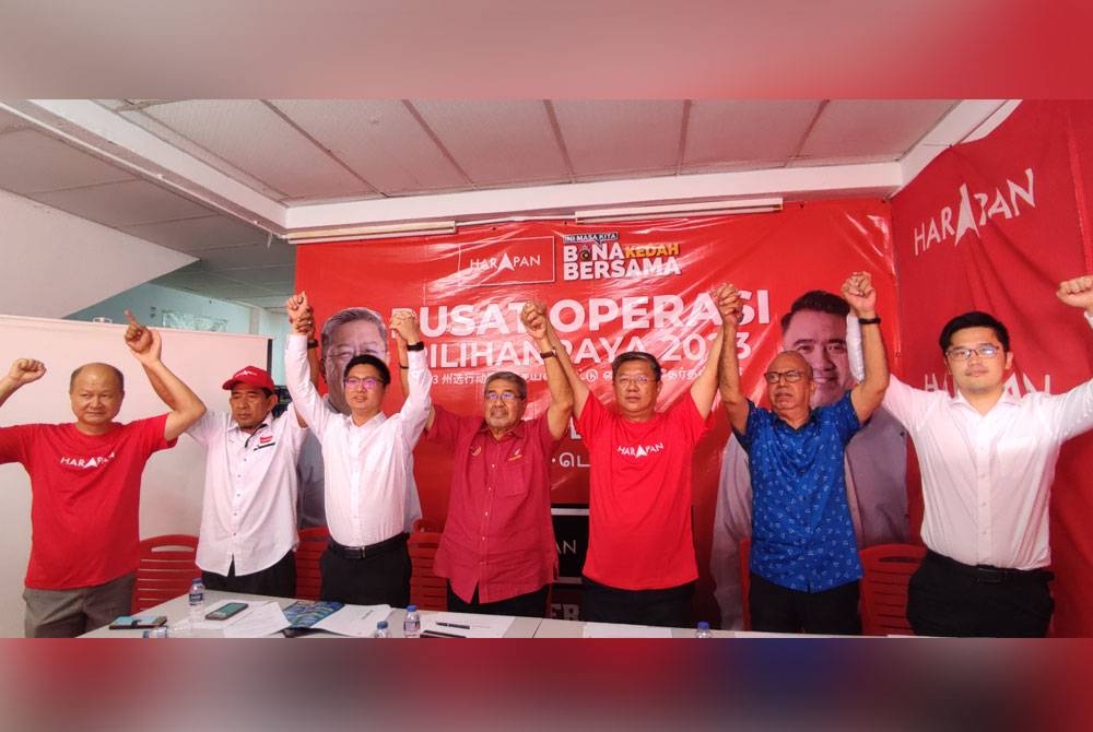 Beberapa pemimpin BN dan PH termasuk Kok Yew (tiga dari kanan) dan Ahmad Bashah (tengah) ketika pelancaran Aspirasi Greater Alor Setar sempena pembukaan rasmi Bilik Gerakan DUN Derga di Taman Seri Ilham pada Isnin.