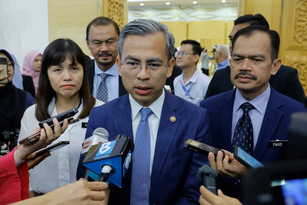 Fahmi menjawab pertanyaan media selepas menghadiri majlis perhimpunan bulanan Kementerian Komunikasi dan Digital (KKD) di sini, pada Isnin. - Foto Bernama