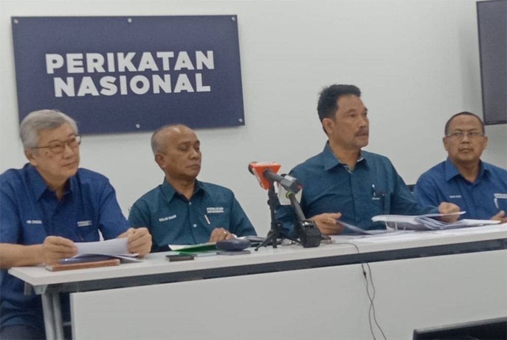 Dari kiri: Hak Beang, Roslan Shahir dan Azman pada sesi memperkenalkan latar belakang calon PN negeri Selangor di Shah Alam pada Isnin.