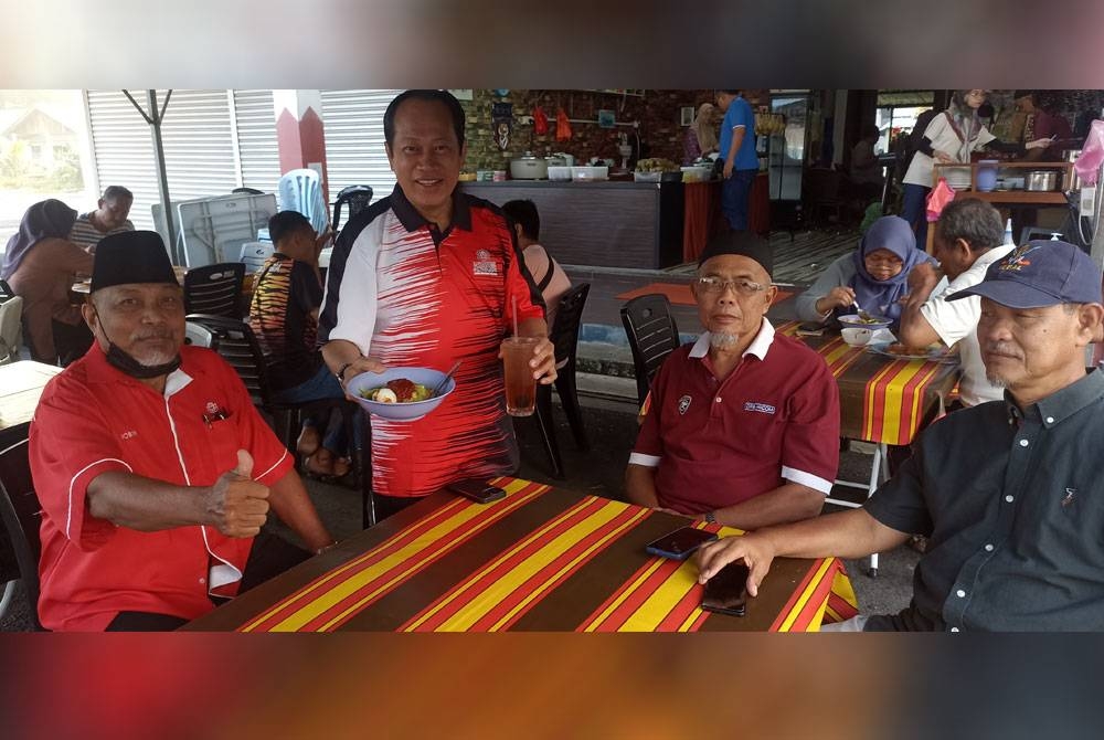 Ahmad (dua dari kiri) bersama penduduk di Pusat Khidmat Ahli Parlimen Pontian di Benut.