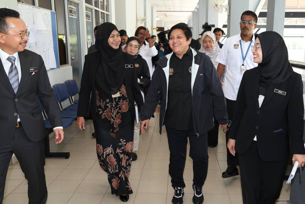 Azalina (dua dari kanan) mengadakan lawatan ke Kompleks Mahkamah Seremban hari ini. - Foto Bernama