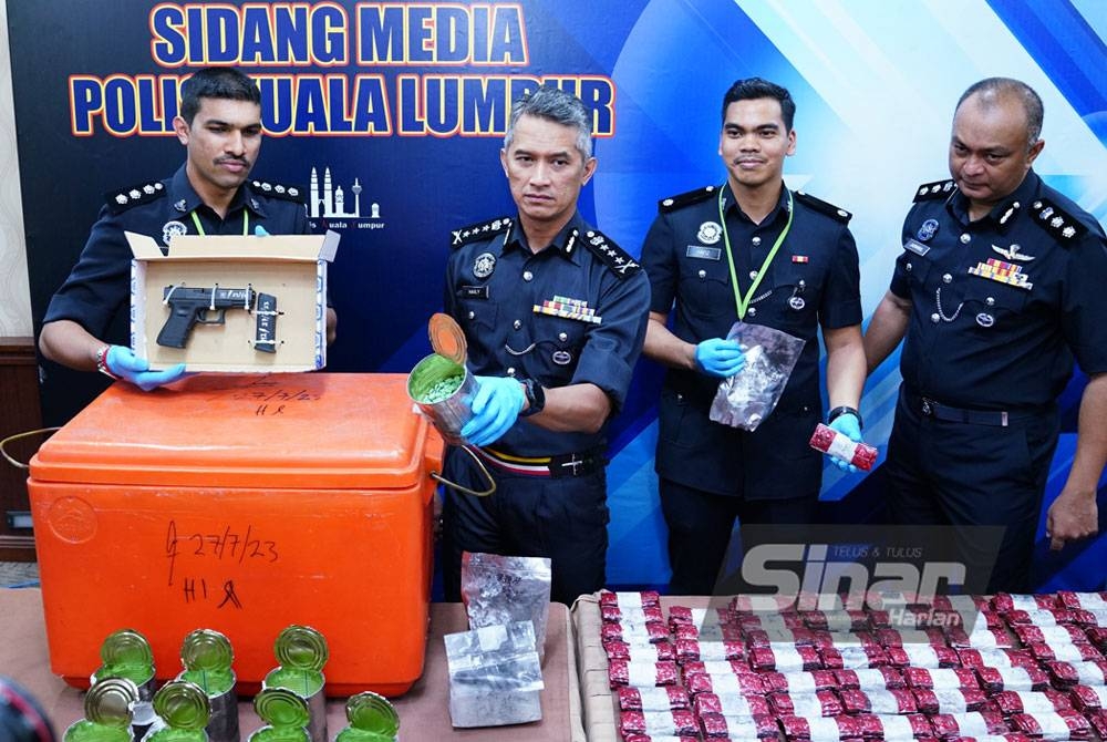 Mohd Shuhaily (dua dari kiri) menunjukkan dadah serta pistol yang dirampas menerusi serbuan dan tangkapan ke atas suspek pada sidang akhbar di Ibu Pejabat Polis Kontinjen Kuala Lumpur pada Isnin. - FOTO MOHD HALIM ABDUL WAHID