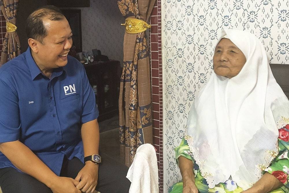 Mohamad Zaidi menziarahi nenek saudaranya di Kampung Sepintas di Sabak Bernam pada Isnin.