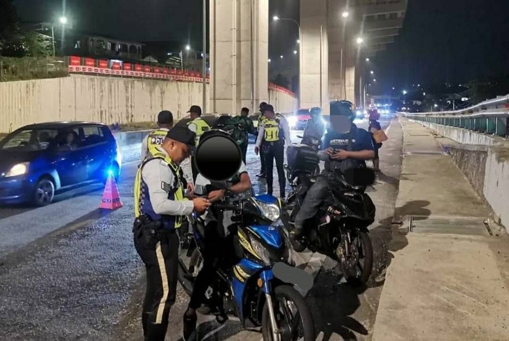 Sepasukan anggota polis dari Bahagian Siasatan dan Penguatkuasaan Trafik Ibu Pejabat Polis Daerah Ampang Jaya menjalankan operasi di Jalan Taman Putra,.pada Sabtu.