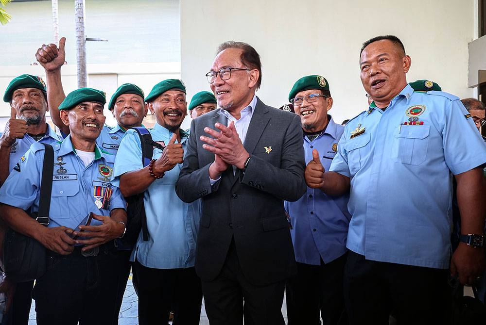 Anwar beramah mesra bersama veteran ATM pada Program Pemerkasaan Usahawan Veteran ATM di Wisma Perwira ATM pada Isnin. - Foto Bernama