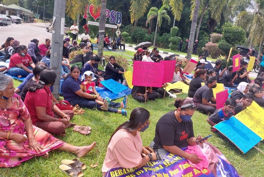 Ahli keluarga tahanan sedang melakukan mogok lapar di luar Penjara Sungai Buloh sejak jam 10 pagi hari ini.