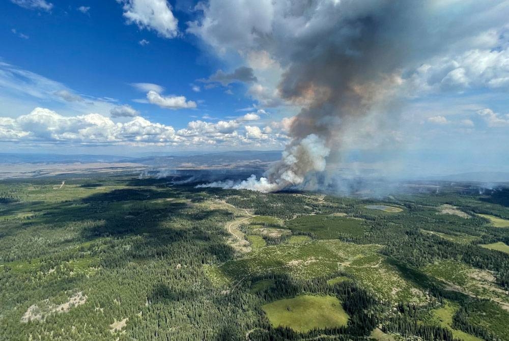 Imej udara menunjukkan asap dari kebakaran hutan Ross Moore di selatan Kamloops, British Columbia, Kanada. - Foto AFP