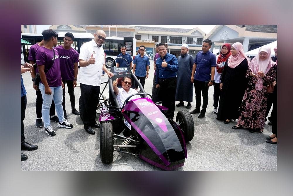 Mustapha mencuba menaiki kenderaan Go-Kart yang dibangunkan pelajar sempena lawatan kerjanya ke Hari Pendaftaran Pelajar Baharu Institut Latihan Perindustrian (ILP) Jitra pada Isnin. - Foto Bernama