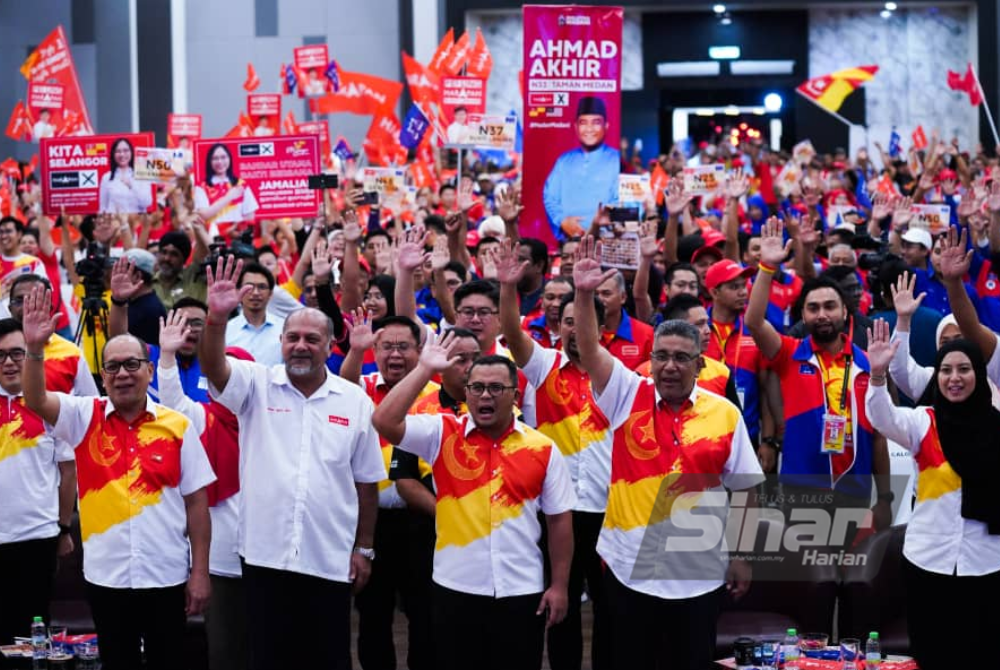 Amirudin selepas melancarkan Tawaran Kita Selangor: 5 Tekad Untuk 5 Tahun dan Sesi Pengenalan Calon-Calon Perpaduan Selangor di Dewan Raja Muda Musa, Shah Alam pada Isnin. - Foto Sinar Harian/ROSLI TALIB