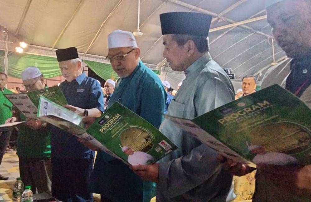 Ahmad (tiga dari kanan) melihat buku manifesto selepas Ceramah dan Pelancaran Program Perikatan Nasional (PN) Kelantan, Kelantan Maju Rakyat Sejahtera (Manifesto PRU Dewan Negeri Kelantan ke-15) pada Isnin.