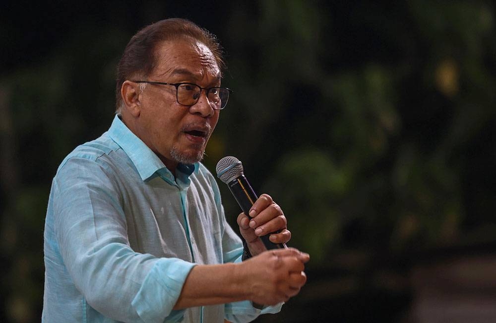 Anwar berucap pada Majlis Ceramah Umum Perdana Menteri di Pentas Rompin Jempol malam Isnin. - Foto Bernama