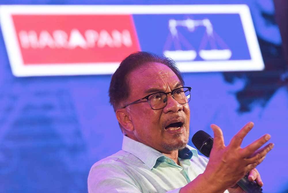 Perdana Menteri Datuk Seri Anwar Ibrahim yang juga Pengerusi PH berucap pada Jelajah Perpaduan PMX @Pilah di pejabat Parti Keadilan Rakyat Kuala Pilah Ampang Tinggi pada Isnin. - Foto Bernama.