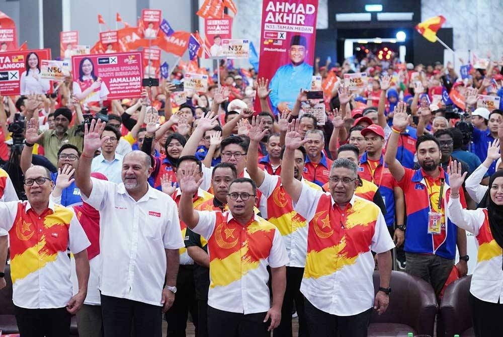 Amirudin (tengah) pada Majlis Pelancaran Tawaran Kita Selangor: Lima Tekad Untuk Lima Tahun Kegemilangan Negeri Selangor dan sesi pengenalan calon-calon Perpaduan Selangor di Dewan Raja Muda Musa, Seksyen 7 di Shah Alam pada Isnin.