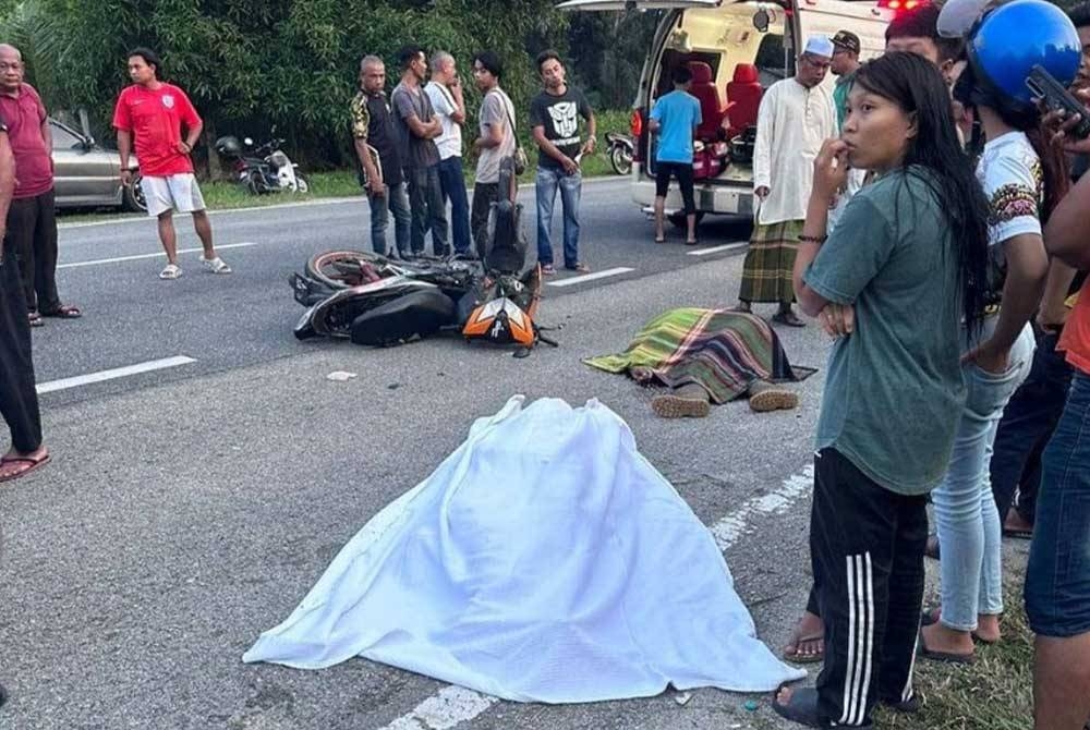 Kedua-dua mangsa maut di tempat kejadian dalam kemalangan di KM19, Jalan Bota Kiri, Tanjung Belanja, Parit pada Isnin. - Foto Media Sosial