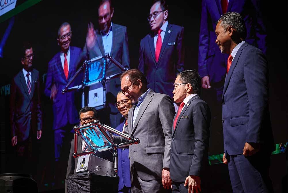 Perdana Menteri Datuk Seri Anwar Ibrahim (tengah) menyempurnakan perasmian Persidangan Cukai Kebangsaan 2023 di Pusat Konvensyen Kuala Lumpur (KLCC). - Foto Bernama.